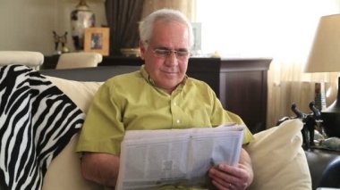Gazete okuyan adam