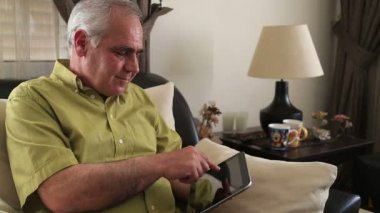 Dijital tablet kullanan adam