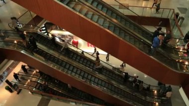 Alışveriş merkezinde yürüyen insanlarda