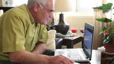 Dizüstü 3 kullanan adam