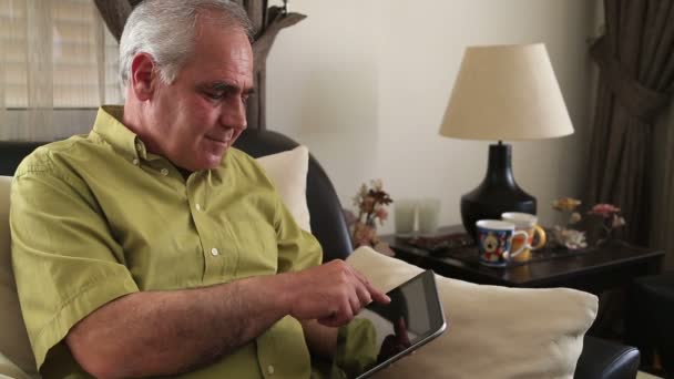 Man met digitale tablet — Stockvideo