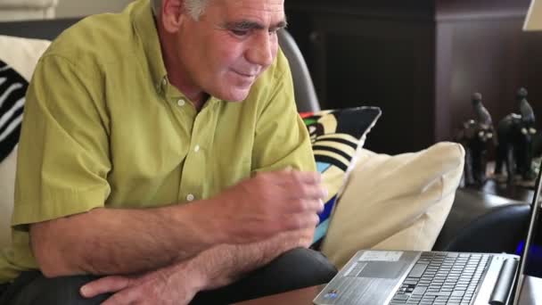 Man using laptop 2 — Stock Video