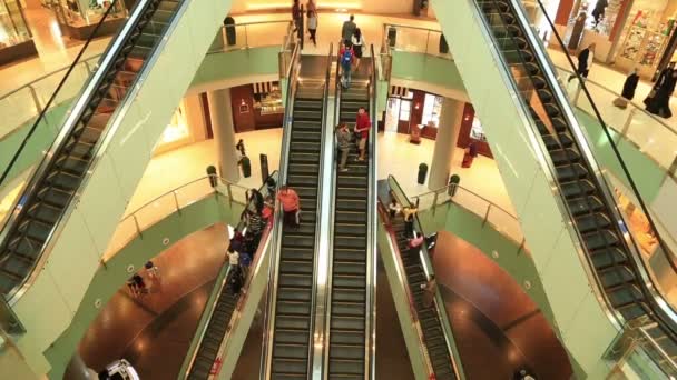 Pessoas em escadas rolantes no centro comercial — Vídeo de Stock