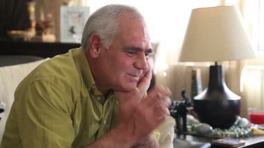 Üzgün düşünceli adam Sigara