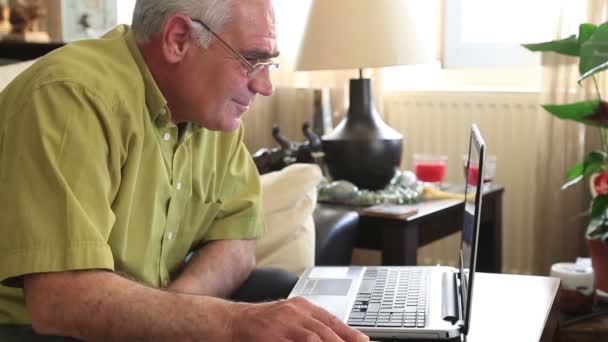 Man using laptop 4 — Stock Video