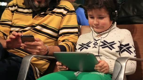 Padre e hijo esperando en el aeropuerto 4 — Vídeos de Stock