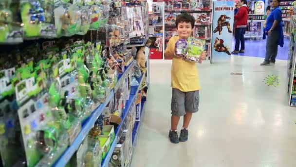 小さな男の子のお店でおもちゃを選択します。 — ストック動画