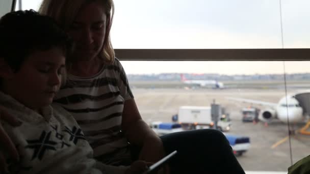 Mother and her little boy waiting at the airport — Stock Video