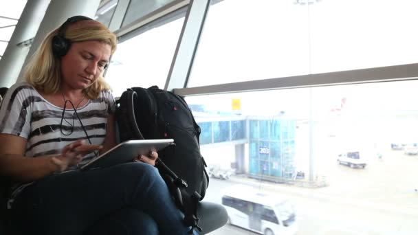 Mulher usando tablet digital no aeroporto — Vídeo de Stock