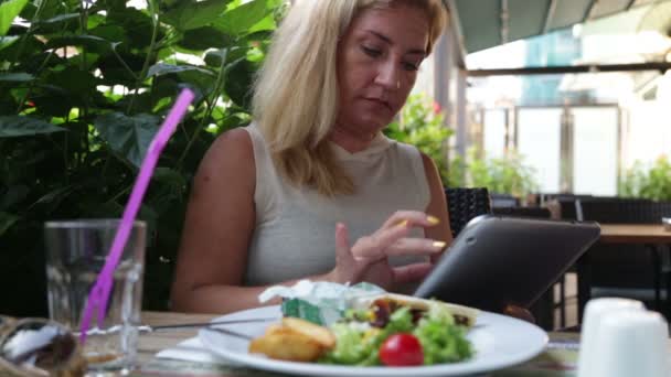 Mujer con tableta digital en la cafetería 2 — Vídeo de stock