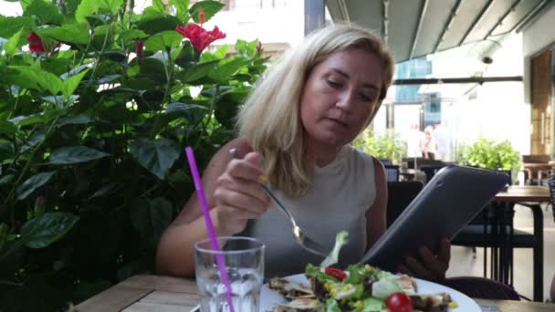 Жінка з цифровим планшетом у кафе — стокове відео