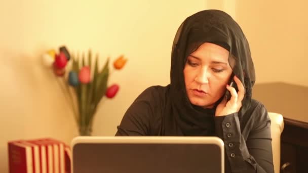 Muslimska affärskvinna prata i telefon 2 — Stockvideo