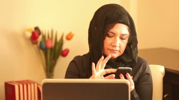 Pengusaha muslim berbicara di telepon — Stok Video