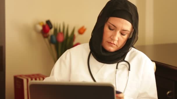 Médico musulmán trabajando 2 — Vídeo de stock