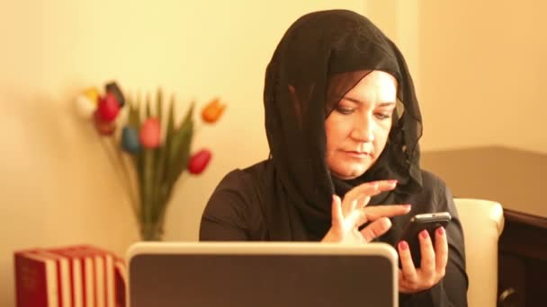 Muslim woman sending text message — Stock Video