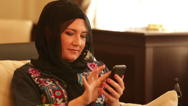 Μουσουλμάνα χρησιμοποιώντας έξυπνο τηλέφωνο — Αρχείο Βίντεο