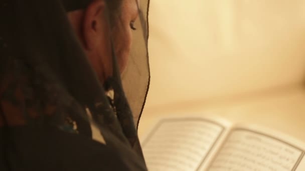 Mujer musulmana rezando 5 — Vídeo de stock