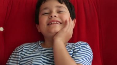 Kameraya gülümseyen çocuk