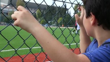 Çocuk izlerken futbol maçı