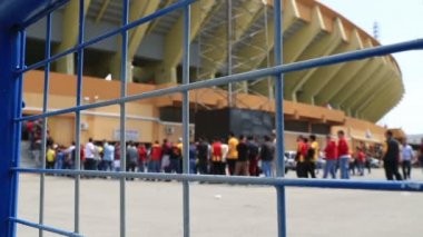 Futbol Maç girişinde önünde kalabalık
