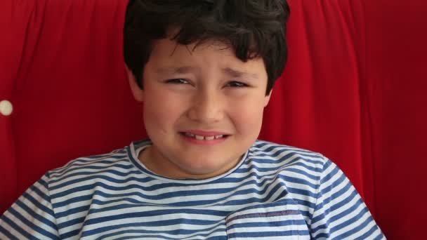 Retrato de un niño llorando — Vídeo de stock