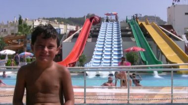 Çocuk bir kameraya gülümseyen aqua Park