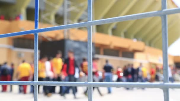 Gedränge vor dem Eingang zum Fußballspiel — Stockvideo