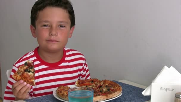 Enfant manger une pizza — Video