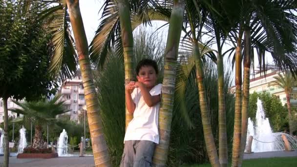 Niño jugando en el jardín — Vídeos de Stock