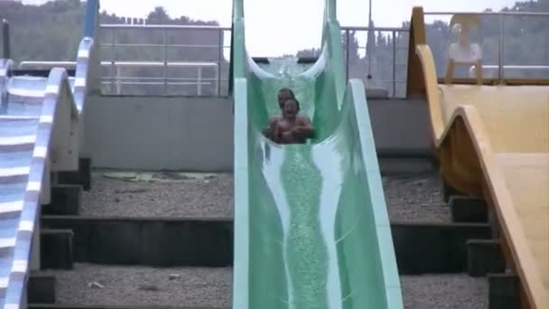 Pai e filho no parque aquático — Vídeo de Stock