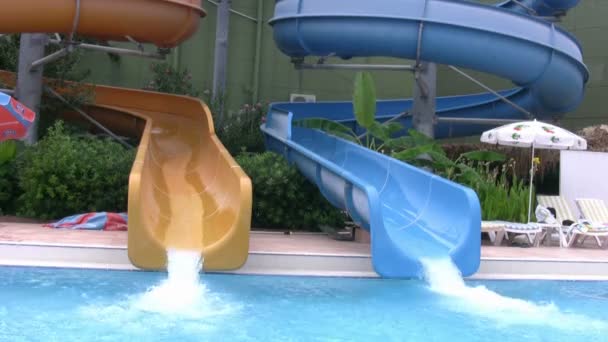 Vader en zoon in aqua park — Stockvideo