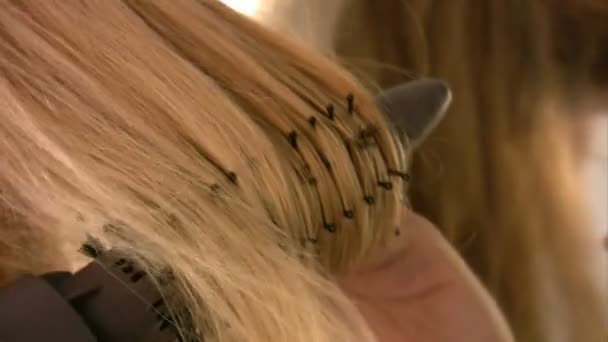 Donna che perde i capelli sulla spazzola per capelli — Video Stock