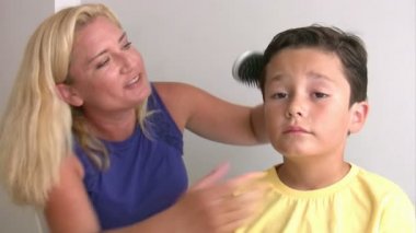 Penye küçük çocuğun saç anne