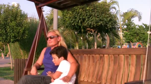 Mor och son swinging — Stockvideo