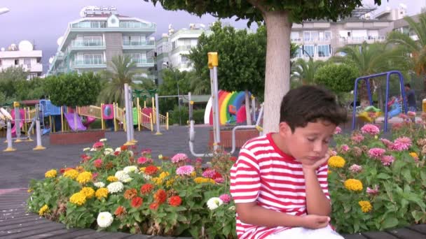 Criança triste no parque infantil — Vídeo de Stock