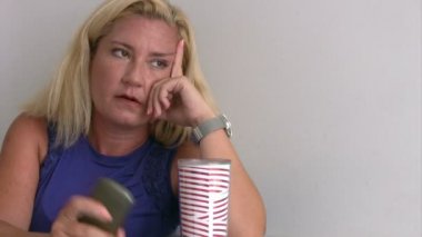 telefon görüşmesi 2 için bekleyen kadın