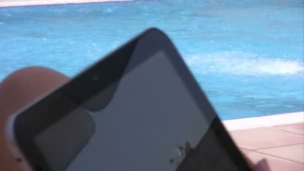Mulheres mãos segurando tablet digital perto da piscina — Vídeo de Stock