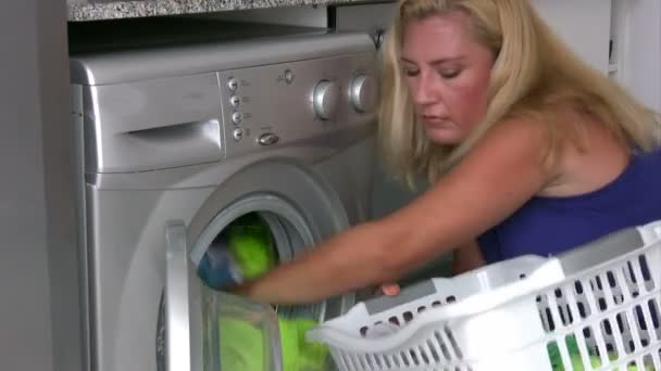 Mulher carregando a máquina de lavar roupa — Vídeo de Stock
