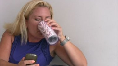 Telefon bekleyen bir kadın var.