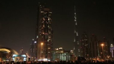 Uluslararası Dubai Kongre ve Sergi Sarayı ve Dubai Downtown geceleri görüntülemek