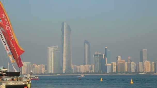 Abu Dhabi vy med segelbåt 2 — Stockvideo
