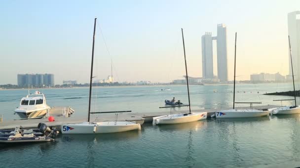 Abu Dhabi vista con barca a vela 4 — Video Stock
