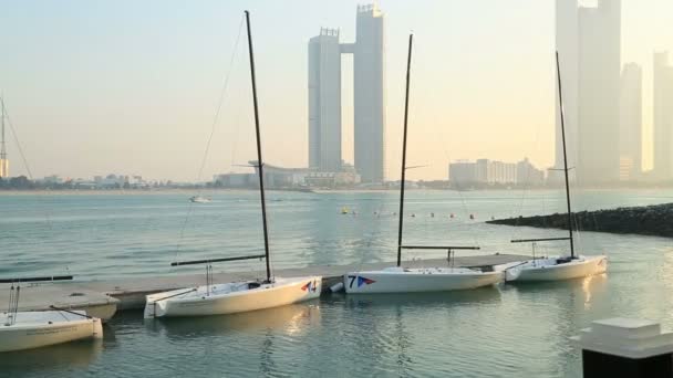 Abu Dhabi vista con velero 5 — Vídeos de Stock