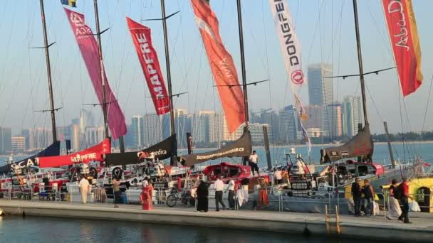Abu Dhabi vy med segelbåt 7 — Stockvideo