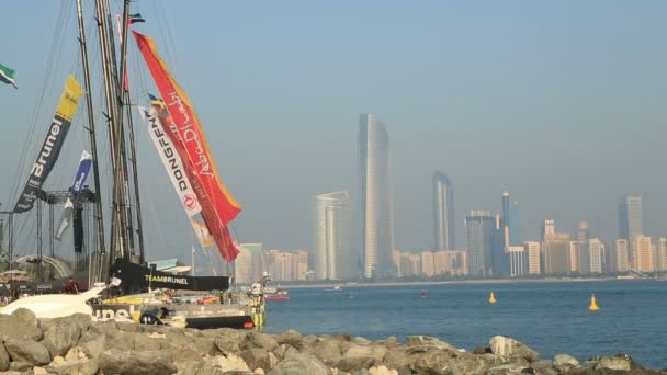 Abu Dhabi vy med segelbåt — Stockvideo