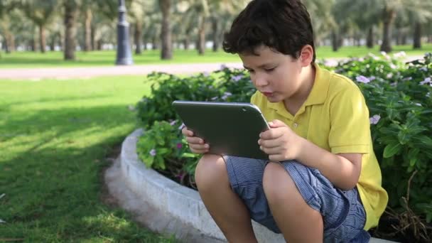 Jonge jongen gaming op tablet pc — Stockvideo