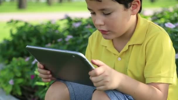 Joven juego de niños en la computadora tableta — Vídeo de stock