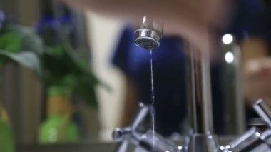 Banyo musluk dışarı dökülen su