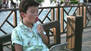 Dijital tablet kullanma ve şeker çocuk