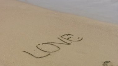 kum üzerine yazılmış aşk